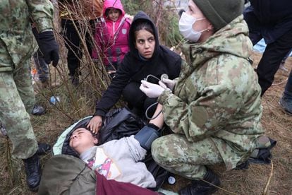 Una migrante recibe atención médica cerca de la frontera en la región de Grodno (Bielorrusia), el 11 de noviembre. El Gobierno polaco ha desplegado 15.000 militares en una zona de seguridad de tres kilómetros de ancho a lo largo de la frontera.
