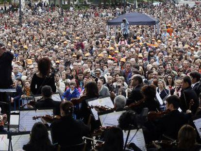 Jos&eacute; Ram&oacute;n Encinar dirige a la Orquesta y Coro de RTVE en el concierto ofrecido el domingo en la plaza de Oriente de Madrid.