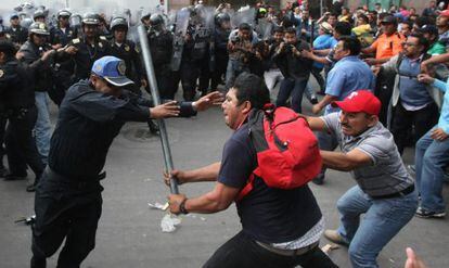 Maestros chocan con policías durante la protesta de este miércoles.