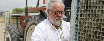 El candidato, Miguel Arias Ca&ntilde;ete, durante una visita a la Cooperativa de agricultores San Isidro de Miajadas en C&aacute;ceres.