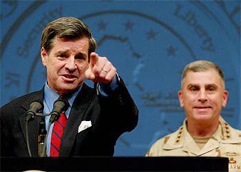 Paul Bremer, junto al general estadounidense John Abizaid, ayer en rueda de prensa en Bagdad.