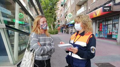 Policia Local y Protección Civil reparten octavillas en Getafe con las medidas de restricción de movimiento.