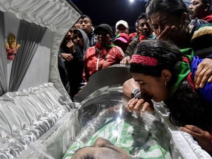 Familiares de las víctimas lloran durante el funeral por cinco guardianes indígenas asesinados durante un ataque presuntamente perpetrado por un grupo de insurgentes contrarios a los Acuerdos de Paz en Colombia en Toribio, departamento de Cauca, Colombia, el 31 de octubre. 