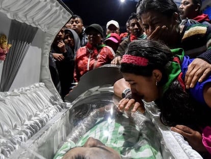 Familiares de las víctimas lloran durante el funeral por cinco guardianes indígenas asesinados durante un ataque presuntamente perpetrado por un grupo de insurgentes contrarios a los Acuerdos de Paz en Colombia en Toribio, departamento de Cauca, Colombia, el 31 de octubre. 