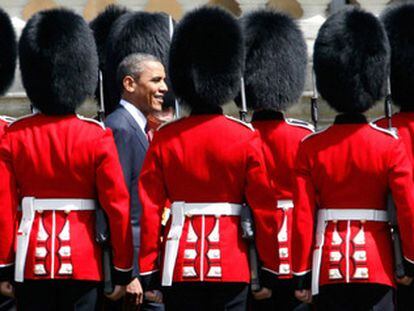 El presidente Obama pasa revista a la guardia de honor durante la ceremonia de bienvenida a Buckingham Palace.