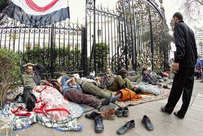 Manifestantes acampados a las puertas del Parlamento en El Cairo