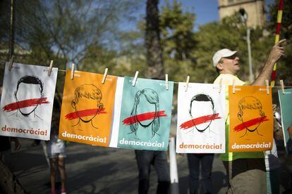 Carteles independentistas son secados al sol en la plaza de la Universitat de Barcelona.