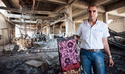 El empresario sirio Mohamed Hayani muestra su fábrica en Alepo, destrozada por los combates en agosto