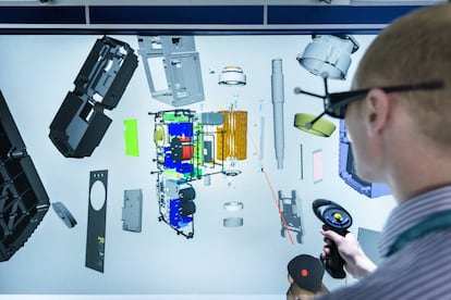 Un ingeniero visualiza con una herramienta de realidad virtual las piezas de un aparato.
