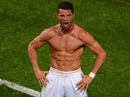 Ronaldo festejando el cuarto gol del Madrid en Lisboa.