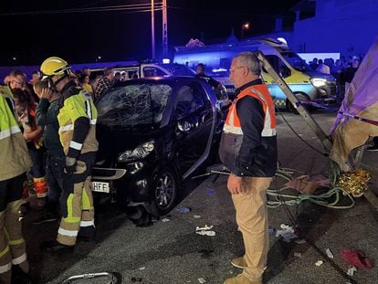 El vehículo y equipos de emergencia, poco después del atropello de anoche en San Miguel de Deiro.