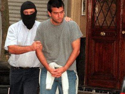 Rubén Nieto, presunto dirigente de Ekin, en el momento de su detención en la Operación Lobo Negro.