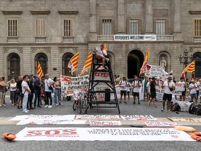 Protesta de socorristas convocados por la plataforma SOS Socorristes frente al Palau de la Generalitat el pasado junio.