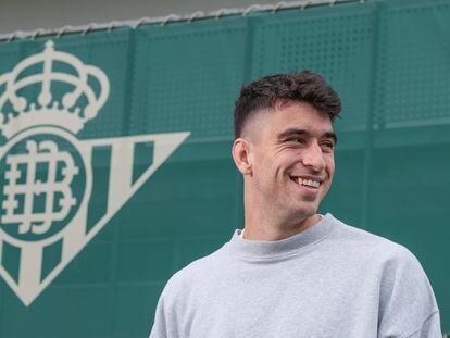 Marc Roca, centrocampista del Betis, posa en la ciudad deportiva Luis del Sol.