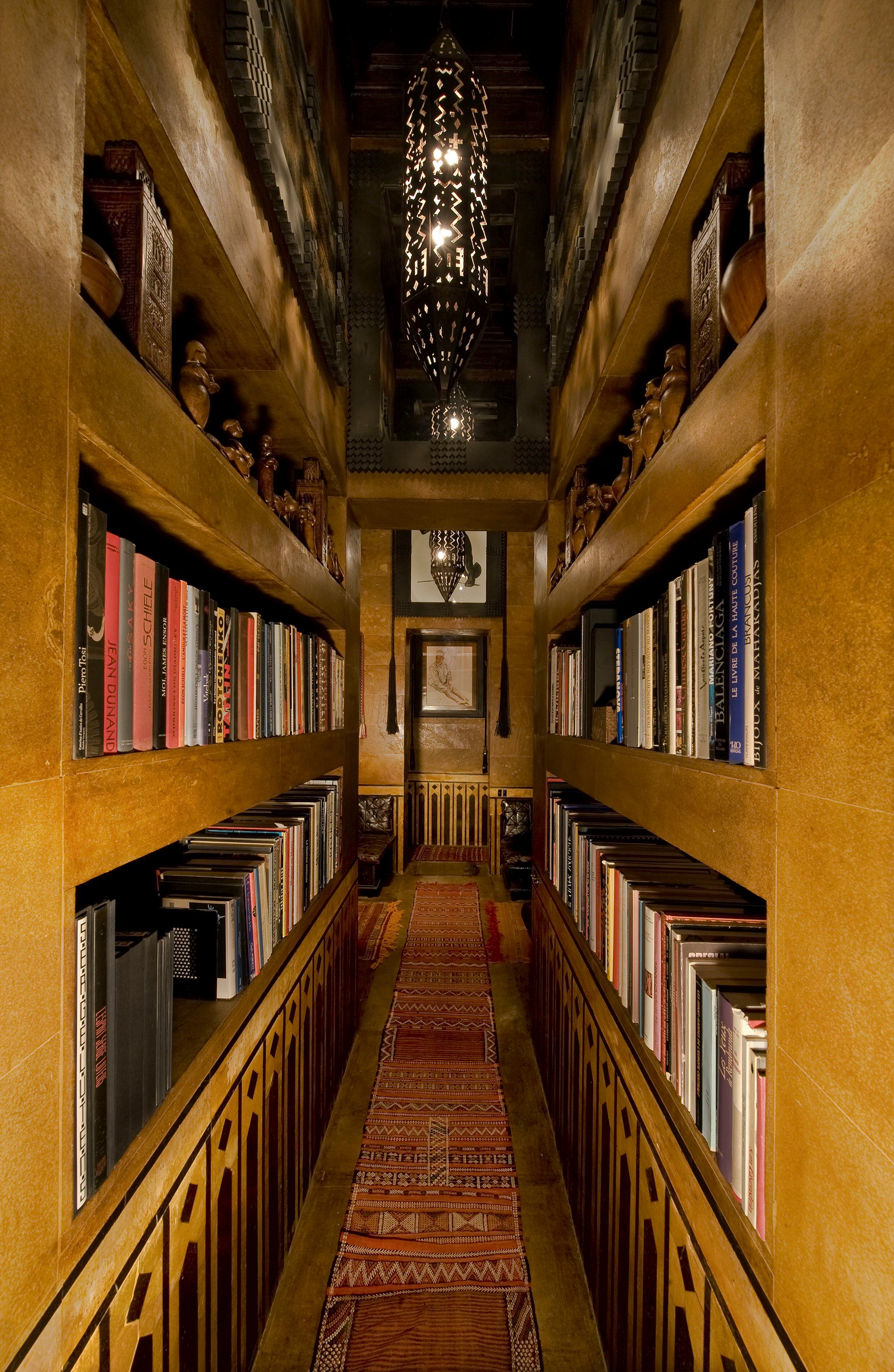 La biblioteca, con los libros que lo han acompañado toda su vida. Destacan títulos de filosofía, el Corán (aunque no es musulmán) y su escritor de cabecera, Jean Genet.