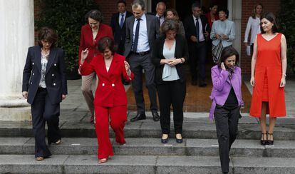 Seis de las ministras del gobierno de Sánchez, durante la primera reunión del Ejecutivo.