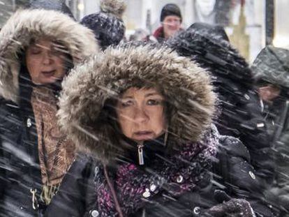 La llegada de una explosión de aire ártico obliga a cerrar cientos de escuelas y a cancelar más de 1.600 vuelos. En algunas zonas, el viento puede causar congelación en minutos a las personas que permanezcan expuestas