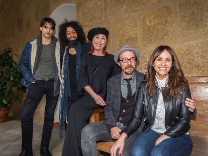 De derecha a izquierda, Aitor Luna, Ara Malikian, Ver&oacute;nica Forqu&eacute;, Fele Mart&iacute;nez y Melani Olivares, que actuar&aacute;n en el Festival de M&eacute;rida.