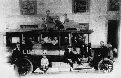 Un coche antiguo de viajeros de la compañía Luarca, la actual Alsa.