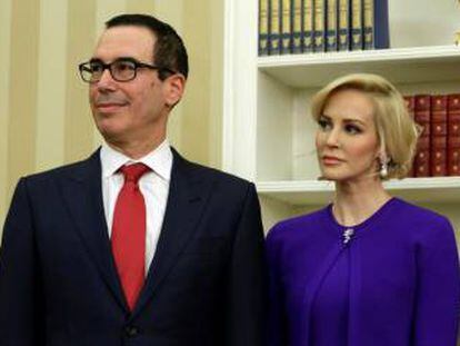 Steven Mnuchin y su mujer, Louise Linton.