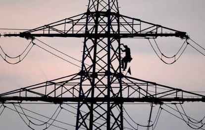 Un trabajador en una torre el&eacute;ctrica. 