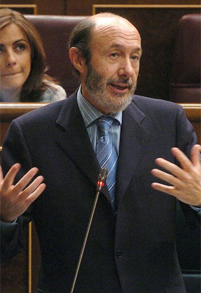 El ministro del Interior, Alfedo Pérez Rubalcaba, durante su intervención en la sesión de control que se celebró hoy en el Congreso de los Diputados