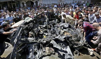Restos del coche tras el ataque perpetrado por las fuerzas israelíes en Gaza.