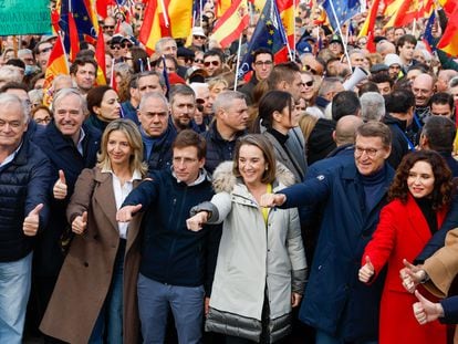 Primera fila del acto convocado por el PP 'En defensa de la Constitución' este domingo, en el templo de Debod de Madrid.