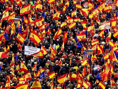 Manifestantes concentrados en la plaza de Colón.