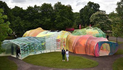 Jos&eacute; Selgas y Luc&iacute;a Cano, delante de su proyecto para Serpentine Gallery.