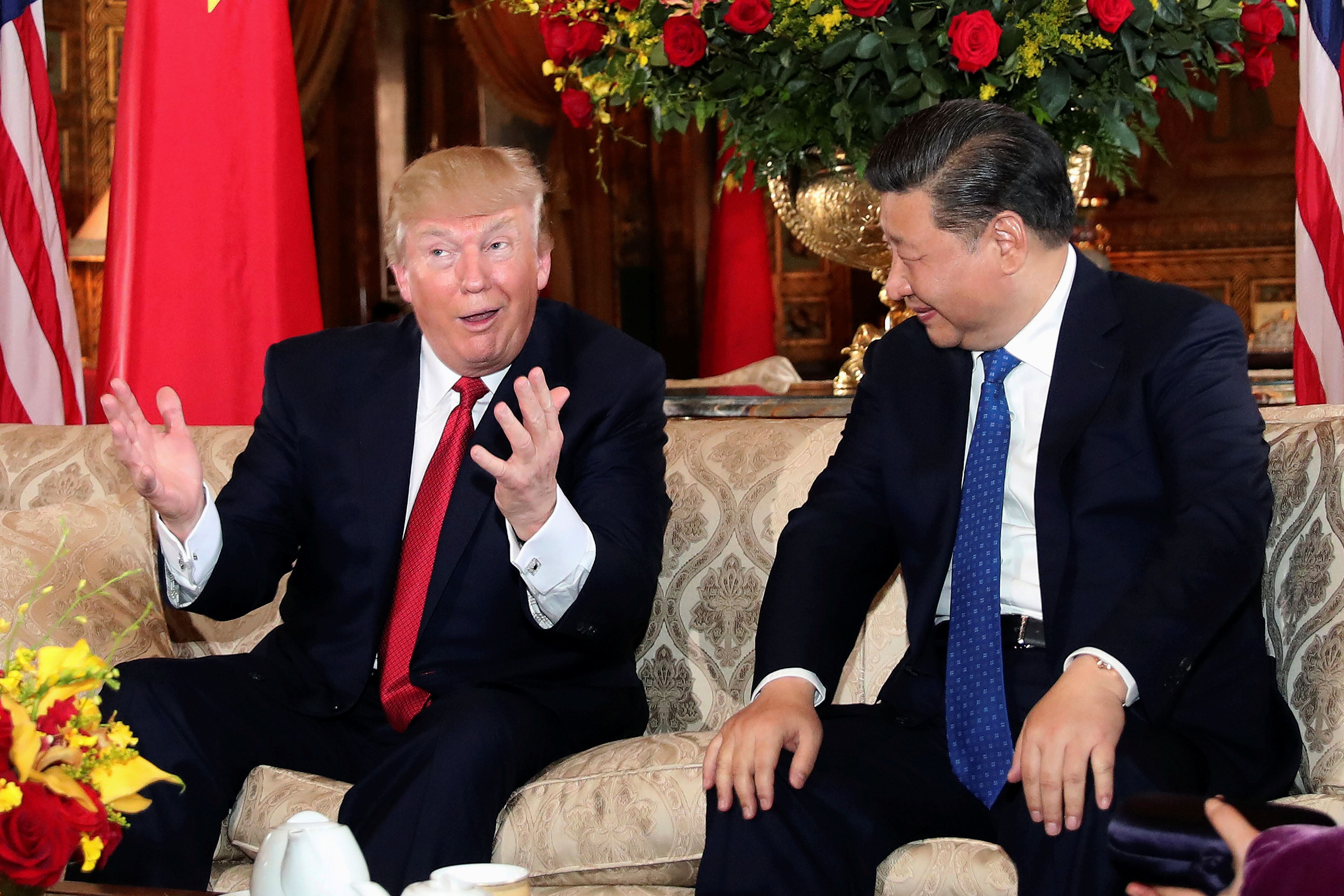 El presidente de EE UU, Donald Trump, charla com su homólogo chino Xi Jinping en Palm Beach, Florida en abril de 2017.