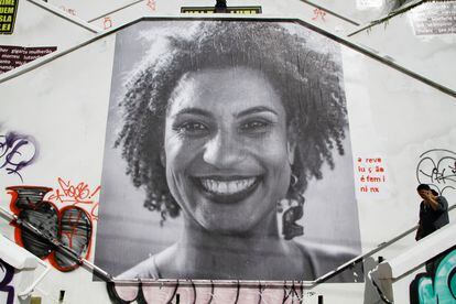 Un gran collage con la foto de Marielle Franco en el hueco de la escalera de la calle Cristiano Viana, en el barrio de Pinheiros, zona oeste de la ciudad de São Paulo.