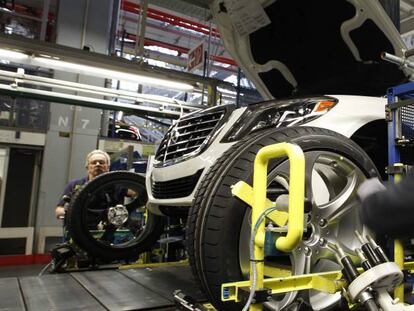 Empleados en una f&aacute;brica de Mercedes en Stuttgart.