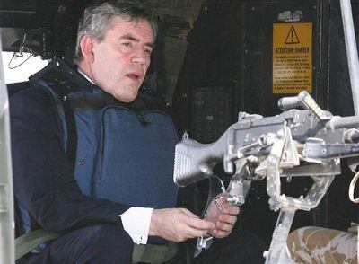 Gordon Brown examina una metralleta en el helicóptero que le trasladó a Bagdad.