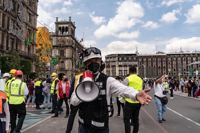 Ciudadanos en el Zócalo de la Ciudad de México, luego de un simulacro el 19 de septiembre de 2022.