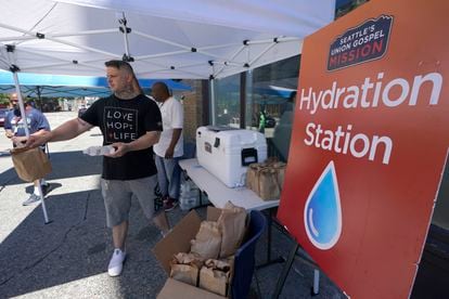 Water and food supply at a hydration center in the American city of Seattle.