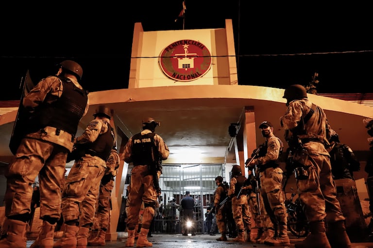 The Paraguayan police guard the Tacumbú prison, in Asunción, hours after the mutiny on February 16.