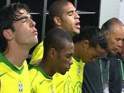 Kaká, Robinho, Adriano y Ronaldinho, rezan en un momento del documental.