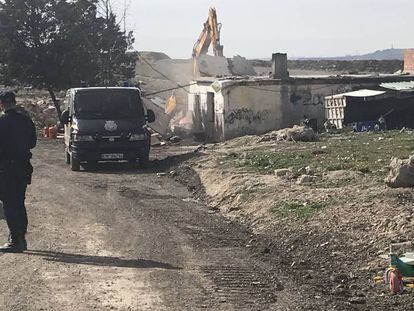 Una excavadora derriba una infravivienda del Sector VI de la Cañada Real.