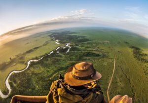 Panorámica de la reserva Masai Mara, en Kenia, desde un globo aerostático.