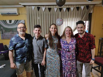 Eli, mujer transexual con toda su familia celebrando su cumpleaños en su casa en Madrid. 