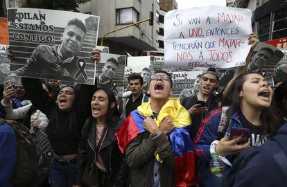 Un grupo de estudiantes canta el himno nacional y sostiene carteles con la imagen de Dilan Cruz, durante una manifestación en noviembre de 2019 en la que exigían justicia para el joven.