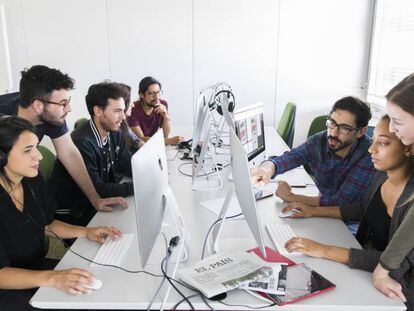 Alumnos de la Escuela de Periodismo trabajando en una de las redacciones. 