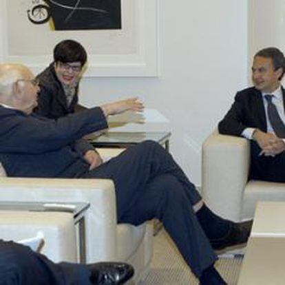 El presidente del Gobierno, José Luis Rodríguez Zapatero, recibe a los expertos en economía Paul Volcker y Niall Ferguson esta tarde en el Palacio de La Moncloa.