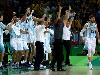 La selecci&oacute;n argentina de baloncesto celebra el triunfo ante Brasil.
