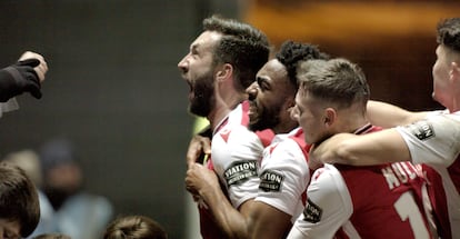 Ollie Palmer, Reece Hall-Johnson y Paul Mullin, jugadores del Wrexham.