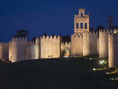 Vista nocturna de las murallas de Ávila. 
