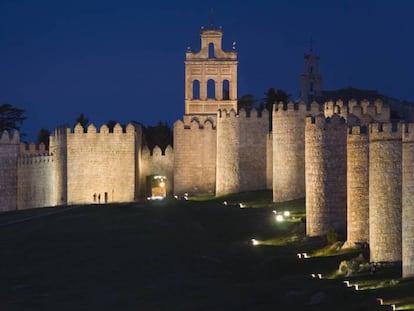 Vista nocturna de las murallas de Ávila. 