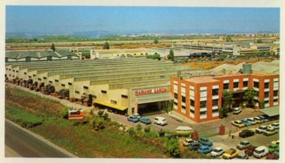 En los años cincuenta, muchas princesas árabes se pasearon por la exposición de 4.000 metros cuadrados que la empresa tiene junto a la fábrica de Valencia.