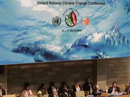 El ministro de Medio Ambiente de Kenia, Kivutha Kibwana (en el extremo de la izquierda), al inagurar ayer la cumbre.